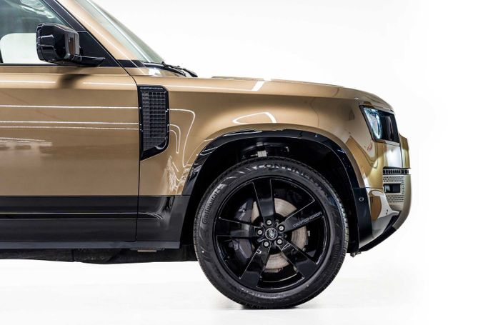 Новый Land Rover Defender 110 II, 5.0 л, 2025 в Дубае от PUPIL OF FATE MOTORS Золотистый цвет. GCC | AUTO.AE