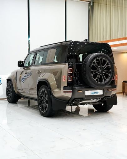 Новый Land Rover Defender 90 II, 3.0 л, 2025 в Дубае от 4 Matic Motors Золотистый цвет. GCC | AUTO.AE