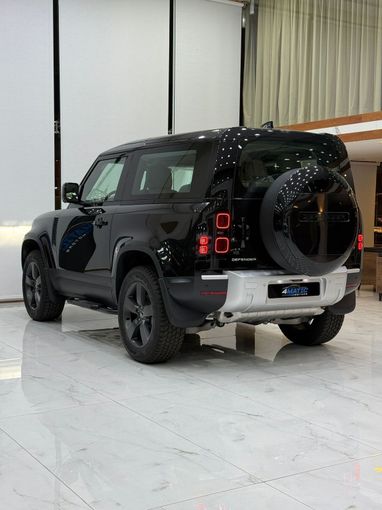 Новый Land Rover Defender 90 II, 3.0 л, 2024 в Дубае от 4 Matic Motors Черный цвет. GCC | AUTO.AE
