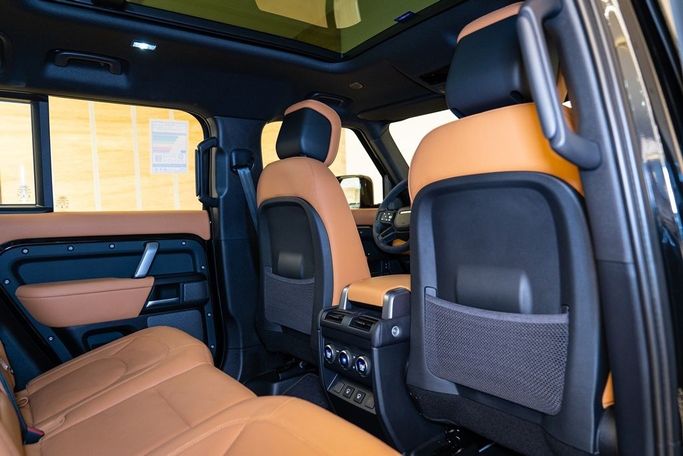 Подержанный Land Rover Defender 110 II, 5.0 л, 2023 в Дубае от ALO CARS USED CARS LLC Черный цвет. GCC | AUTO.AE