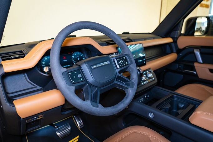 Подержанный Land Rover Defender 110 II, 5.0 л, 2023 в Дубае от ALO CARS USED CARS LLC Черный цвет. GCC | AUTO.AE