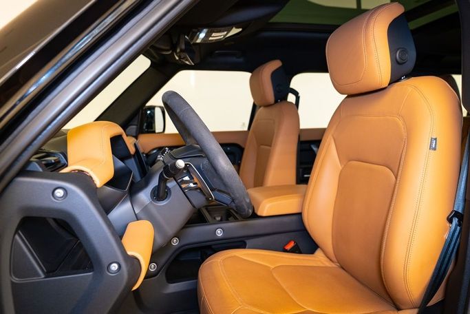 Подержанный Land Rover Defender 110 II, 5.0 л, 2023 в Дубае от ALO CARS USED CARS LLC Черный цвет. GCC | AUTO.AE