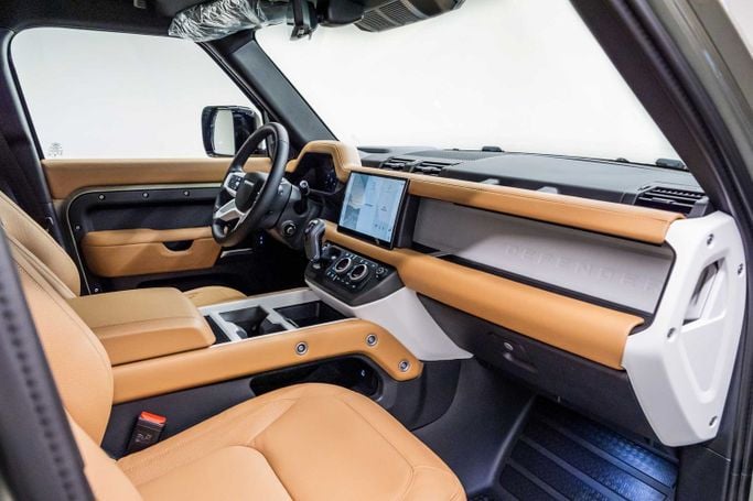 Новый Land Rover Defender 110 II, 3.0 л, 2025 в Дубае от PUPIL OF FATE MOTORS Зеленый цвет. GCC | AUTO.AE
