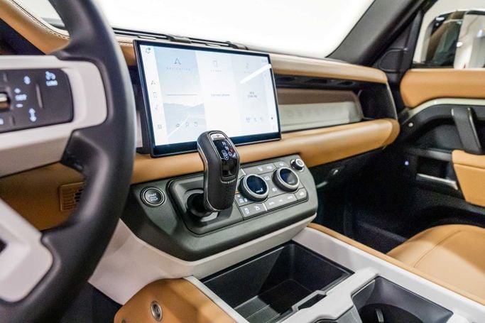 Новый Land Rover Defender 110 II, 3.0 л, 2025 в Дубае от PUPIL OF FATE MOTORS Зеленый цвет. GCC | AUTO.AE