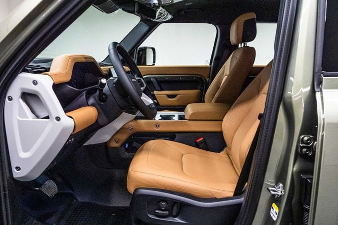 Новый Land Rover Defender 110 II, 3.0 л, 2025 в Дубае от PUPIL OF FATE MOTORS Зеленый цвет. GCC | AUTO.AE