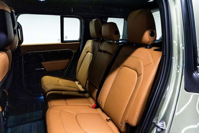 Новый Land Rover Defender 110 II, 3.0 л, 2025 в Дубае от PUPIL OF FATE MOTORS Зеленый цвет. GCC | AUTO.AE