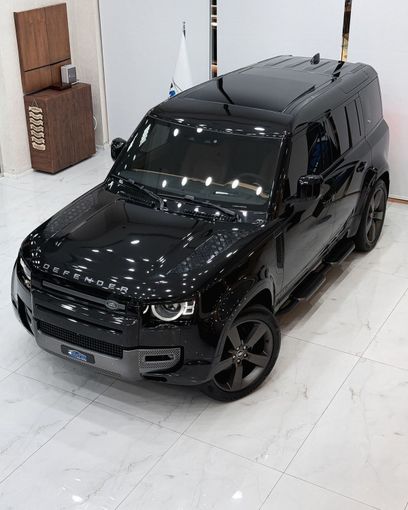 Подержанный Land Rover Defender 90 II, 3.0 л, 2023 в Дубае от 4 Matic Motors Черный цвет. GCC | AUTO.AE
