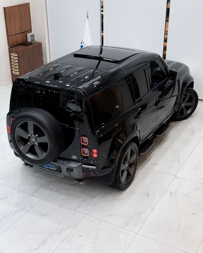 مستعملة Land Rover Defender 90 ثانياً, 3.0 l, 2023 في في دبي من 4 Matic Motors، اللون أسود. مواصفات الخليج | AUTO.AE