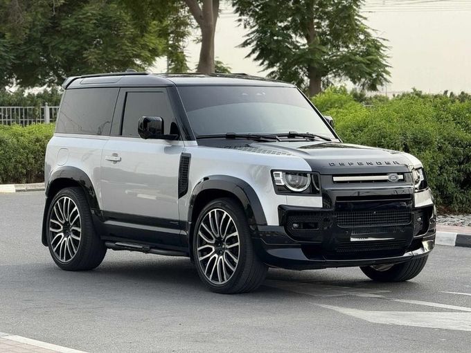 Подержанный Land Rover Defender 90 II, 3.0 л, 2021 в Дубае от Royal Motors Серебристый цвет. GCC | AUTO.AE