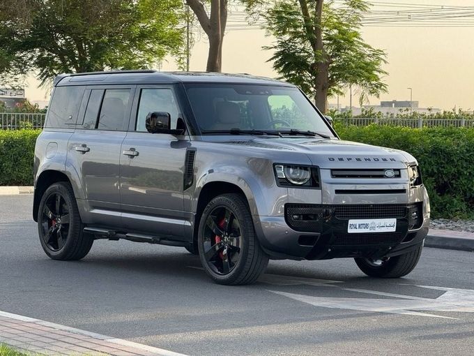 Подержанный Land Rover Defender 110 II, 3.0 л, 2024 в Дубае от Royal Motors Серый цвет. Европейская | AUTO.AE