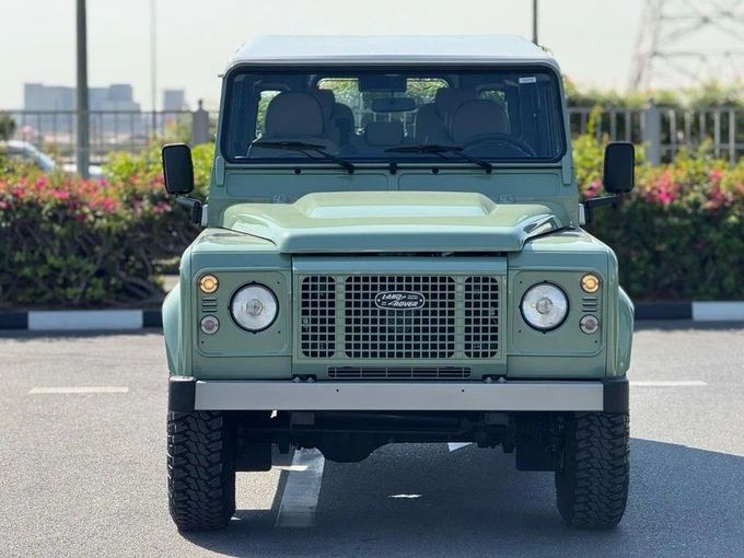 Подержанный Land Rover Defender Base Utility 110 I Рестайлинг, 2.2 л, 2016 в Дубае от Royal Motors Зеленый цвет. Европейская | AUTO.AE