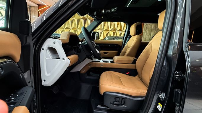 جديدة Land Rover Defender 110 ثانياً, 3.0 l, 2025 في في دبي من 777 CARS، اللون رمادي. المواصفات الأوروبية | AUTO.AE