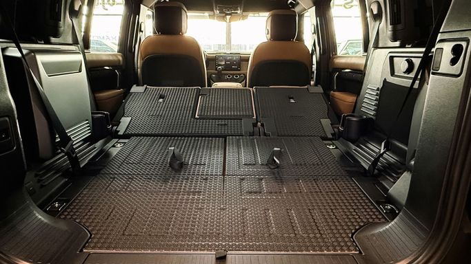 جديدة Land Rover Defender 110 ثانياً, 3.0 l, 2025 في في دبي من 777 CARS، اللون رمادي. المواصفات الأوروبية | AUTO.AE