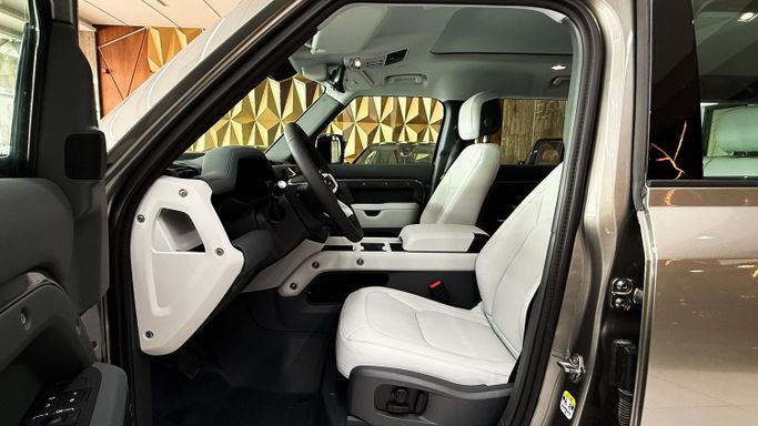 جديدة Land Rover Defender 130 ثانياً, 3.0 l, 2025 في في دبي من 777 CARS، اللون فضي. المواصفات الأوروبية | AUTO.AE
