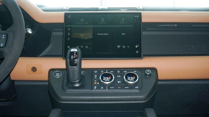 جديدة Land Rover Defender 110 ثانياً, 5.0 l, 2024 في في دبي من 777 CARS، اللون أسود. مواصفات الخليج | AUTO.AE