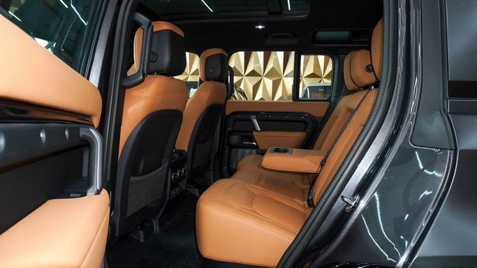 جديدة Land Rover Defender 110 ثانياً, 5.0 l, 2024 في في دبي من 777 CARS، اللون أسود. مواصفات الخليج | AUTO.AE