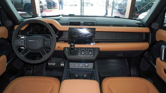 جديدة Land Rover Defender 110 ثانياً, 5.0 l, 2024 في في دبي من 777 CARS، اللون أسود. مواصفات الخليج | AUTO.AE