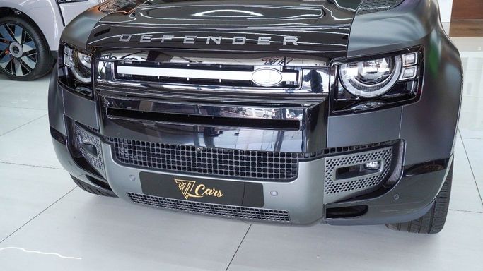 جديدة Land Rover Defender 110 ثانياً, 5.0 l, 2024 في في دبي من 777 CARS، اللون أسود. مواصفات الخليج | AUTO.AE