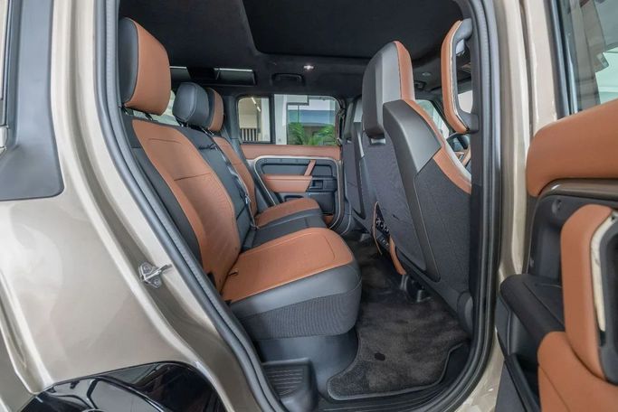 جديدة Land Rover Defender Octa ثانياً, 4.4 l, 2025 في في دبي من Laith Alobaidi Motors، اللون ذهبي. المواصفات الأوروبية | AUTO.AE