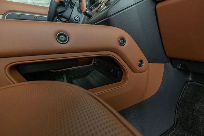 جديدة Land Rover Defender Octa ثانياً, 4.4 l, 2025 في في دبي من Laith Alobaidi Motors، اللون ذهبي. المواصفات الأوروبية | AUTO.AE