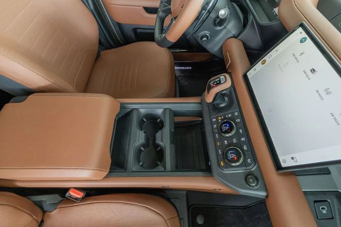 جديدة Land Rover Defender Octa ثانياً, 4.4 l, 2025 في في دبي من Laith Alobaidi Motors، اللون ذهبي. المواصفات الأوروبية | AUTO.AE