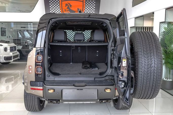 جديدة Land Rover Defender Octa ثانياً, 4.4 l, 2025 في في دبي من Laith Alobaidi Motors، اللون ذهبي. المواصفات الأوروبية | AUTO.AE