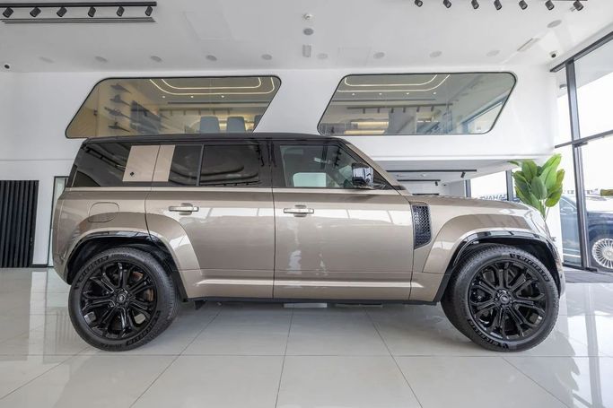 جديدة Land Rover Defender Octa ثانياً, 4.4 l, 2025 في في دبي من Laith Alobaidi Motors، اللون ذهبي. المواصفات الأوروبية | AUTO.AE