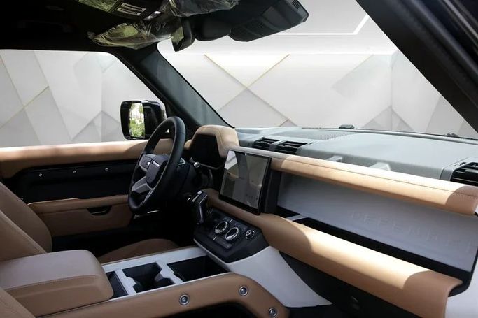 جديدة Land Rover Defender 110 ثانياً, 3.0 l, 2025 في في دبي من Mohammad Alkarak Motors، اللون أسود. مواصفات الخليج | AUTO.AE