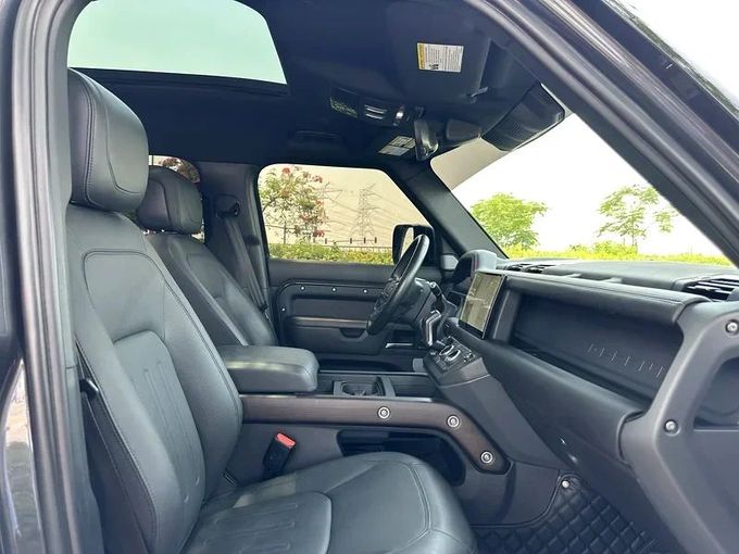 مستعملة Land Rover Defender 130 ثانياً, 3.0 l, 2023 في في دبي من Alta Class Motors، اللون أسود. المواصفات الأمريكية | AUTO.AE