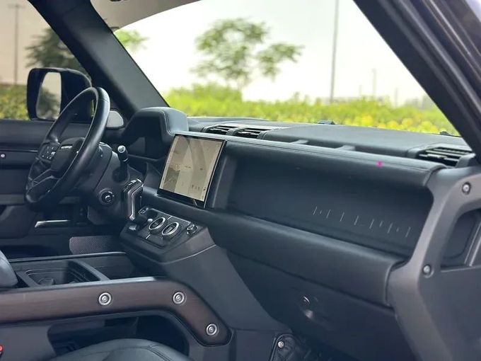 مستعملة Land Rover Defender 130 ثانياً, 3.0 l, 2023 في في دبي من Alta Class Motors، اللون أسود. المواصفات الأمريكية | AUTO.AE