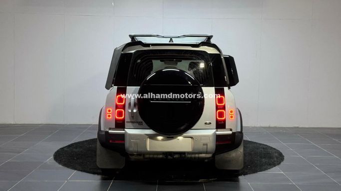 Подержанный Land Rover Defender 110 II, 3.0 л, 2022 в Дубае от Alhamd Motors Серебристый цвет. Other | AUTO.AE