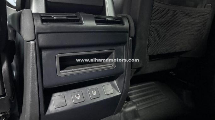 Подержанный Land Rover Defender 110 II, 3.0 л, 2022 в Дубае от Alhamd Motors Серебристый цвет. Other | AUTO.AE