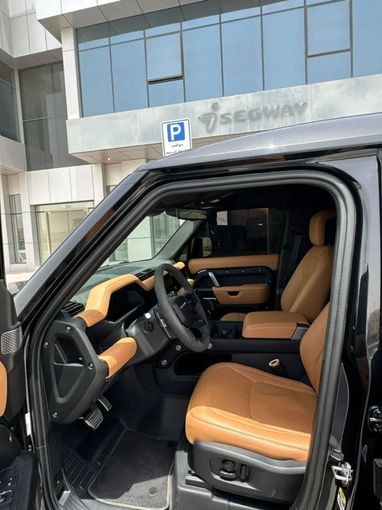 Подержанный Land Rover Defender 110 II, 5.0 л, 2024 в Дубае от Lahbab Motors Черный цвет. Европейская | AUTO.AE