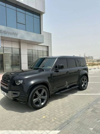 Подержанный Land Rover Defender 110 II, 5.0 л, 2024 в Дубае от Lahbab Motors Черный цвет. Европейская | AUTO.AE