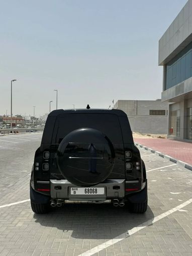 Подержанный Land Rover Defender 110 II, 5.0 л, 2024 в Дубае от Lahbab Motors Черный цвет. Европейская | AUTO.AE