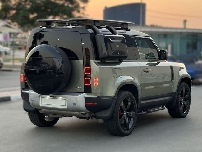 Подержанный Land Rover Defender II, 3.0 л, 2023 в Дубае от Falcons GT Motors FZCO Зеленый цвет. Европейская | AUTO.AE