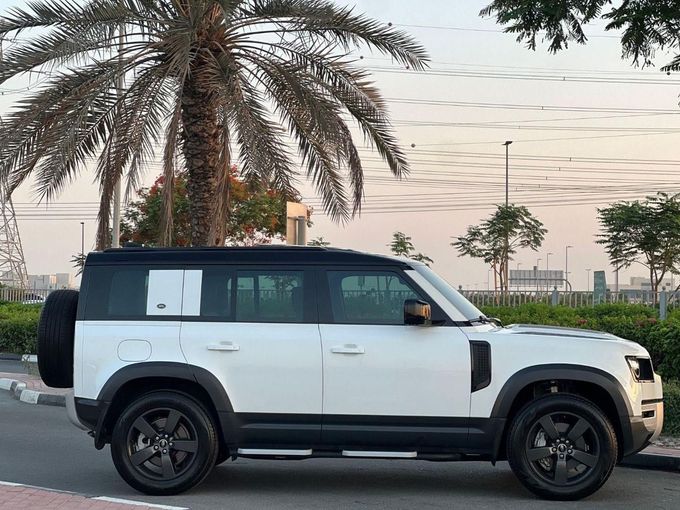 Подержанный Land Rover Defender 130 II, 3.0 л, 2023 в Дубае от Drivenchy Motors Белый цвет. GCC | AUTO.AE