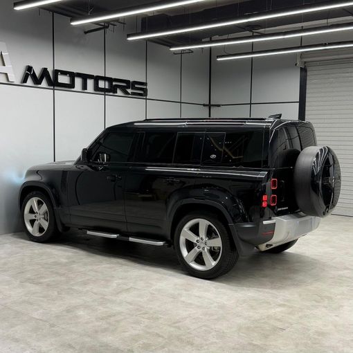 Подержанный Land Rover Defender P400 II, 3.0 л, 2024 в Дубае от AAA Motors Черный цвет. GCC | AUTO.AE