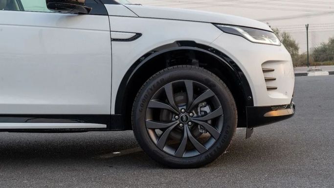 Новый Land Rover Discovery Sport I Рестайлинг, 2.0 л, 2025 в Дубае от Altass Motors Белый цвет. Other | AUTO.AE