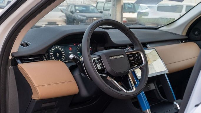 Новый Land Rover Discovery Sport I Рестайлинг, 2.0 л, 2025 в Дубае от Altass Motors Белый цвет. Other | AUTO.AE