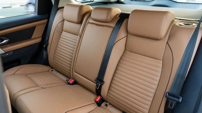 Новый Land Rover Discovery Sport I Рестайлинг, 2.0 л, 2025 в Дубае от Altass Motors Белый цвет. Other | AUTO.AE