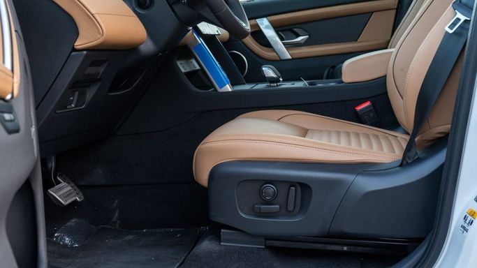Новый Land Rover Discovery Sport I Рестайлинг, 2.0 л, 2025 в Дубае от Altass Motors Белый цвет. Other | AUTO.AE