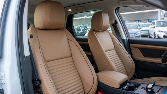 Новый Land Rover Discovery Sport I Рестайлинг, 2.0 л, 2025 в Дубае от Altass Motors Белый цвет. Other | AUTO.AE