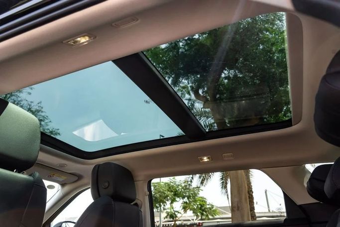 Новый Land Rover Range Rover Evoque P250 MHEV Long II Рестайлинг, 2.0 л, 2025 в Дубае от Altass Motors Белый цвет. Other | AUTO.AE