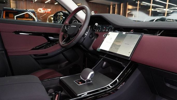 Новый Land Rover Range Rover Evoque II Рестайлинг, 2.0 л, 2025 в Дубае от Najem Motors Зеленый цвет. Китайская | AUTO.AE