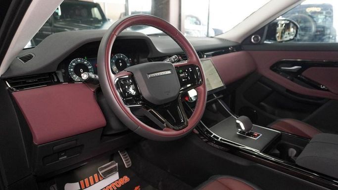 Новый Land Rover Range Rover Evoque II Рестайлинг, 2.0 л, 2025 в Дубае от Najem Motors Зеленый цвет. Китайская | AUTO.AE