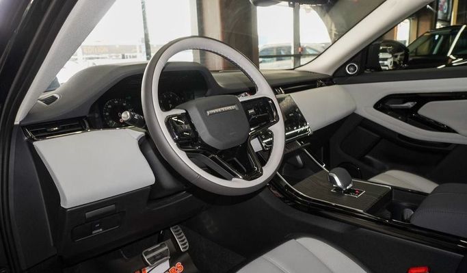 Новый Land Rover Range Rover Evoque P250 II Рестайлинг, 2.0 л, 2024 в Дубае от Najem Motors Зеленый цвет. Китайская | AUTO.AE