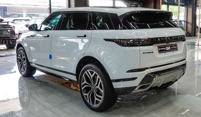Новый Land Rover Range Rover Evoque P160 II Рестайлинг, 1.5 л, 2024 в Дубае от Najem Motors Белый цвет. Китайская | AUTO.AE
