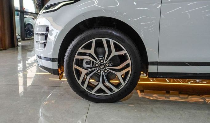 Новый Land Rover Range Rover Evoque P160 II Рестайлинг, 1.5 л, 2024 в Дубае от Najem Motors Белый цвет. Китайская | AUTO.AE