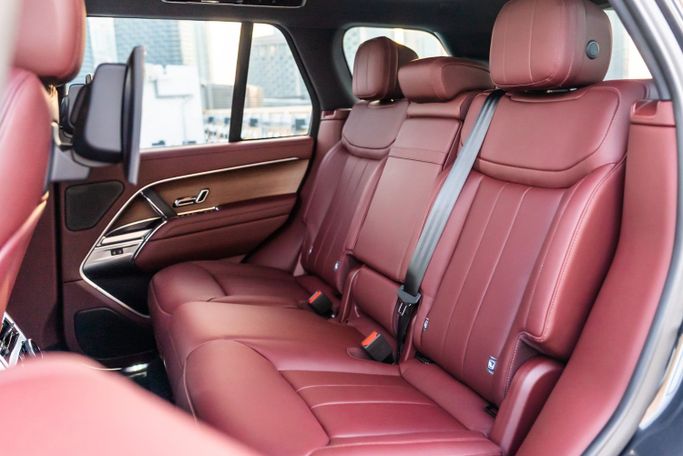 Land Rover Range Rover P530 MHEV V, 2024 внедорожник 5 дв. бизнес класса в Дубае от POF RENTAL серый цвет | AUTO.AE